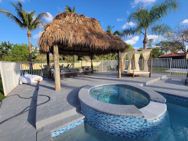 9BR5Baths Mega Htd pool+JacTheatre+Mini Golf Beach gallery image 2