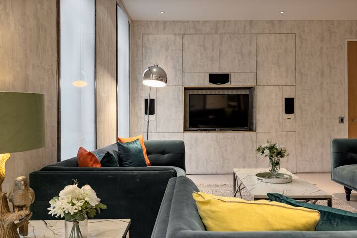 Park Lane 4-bed huge Designer pad gallery image 2