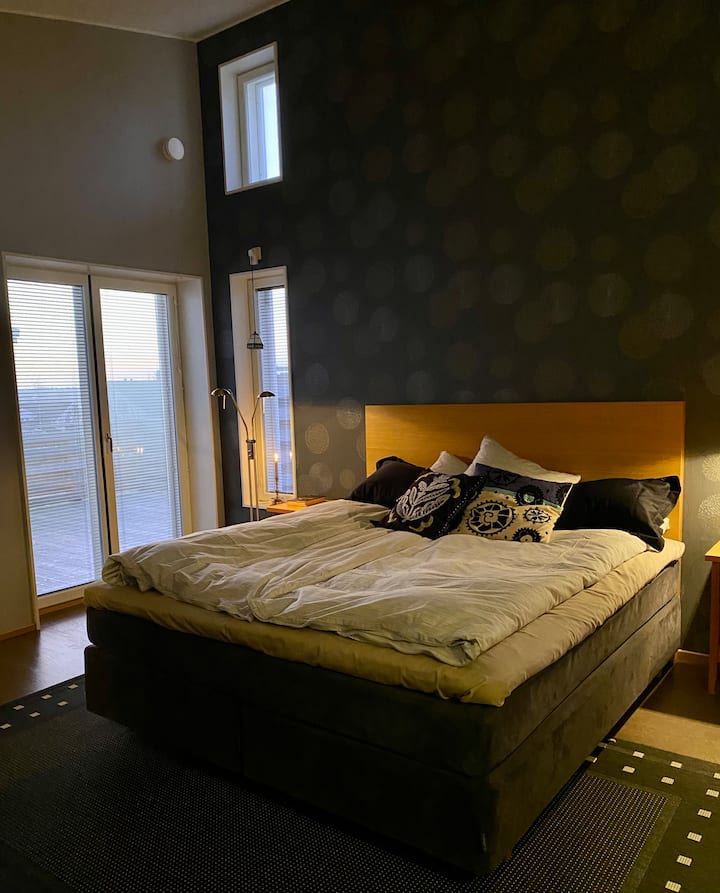 Dhoma e gjumit 1. Krevat kontinental 200 x 180 cm. Pamje nga liqeni. 