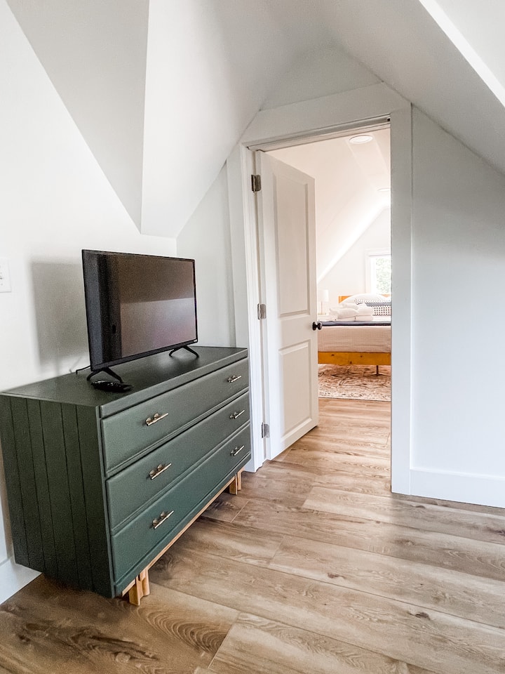 تقع كل غرفة من غرفتي النوم في الطابق العلوي خارج جانبي الطابق العلوي. 