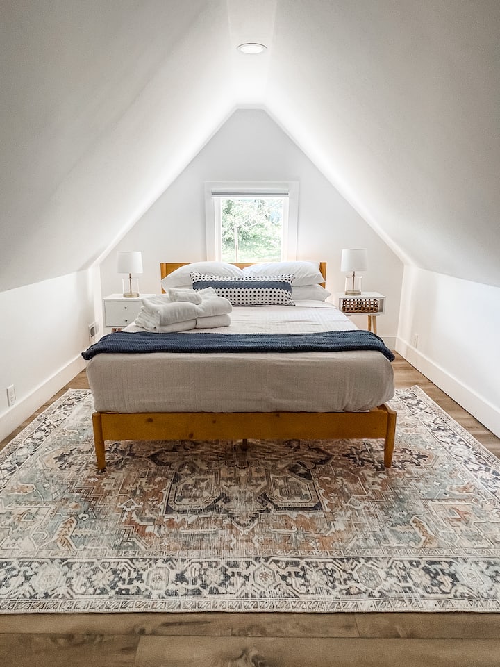 تقع غرفة النوم الثانية في الطابق العلوي. تم تجهيز هذه الغرفة بمرتبة ميموري فوم بحجم كبير وملاءات قطنية هشة وظلال تعتيم.