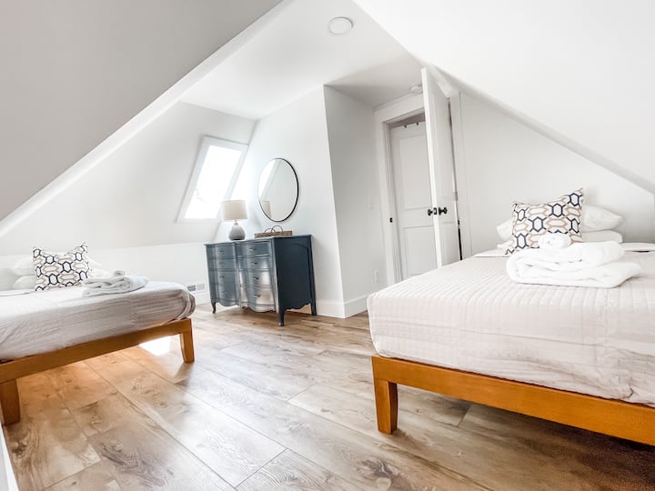 تقع غرفة النوم 3 في الطابق العلوي. هنا لدينا سريران مزدوجان من رغوة الذاكرة XL وملاءات قطنية وزاوية مريحة للقراءة!