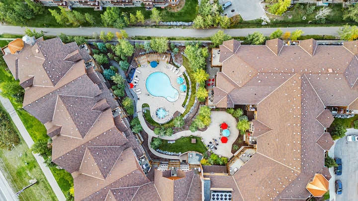 Luxury Top-floor 3 Bedroom Condo | Pool + Hot Tub - Canmore