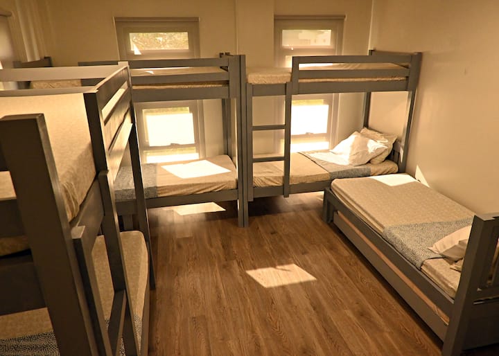 Спалня 4:
3 двуетажни легла, 1 легло, 2 разтегателни легла и 1 допълнителен матрак 