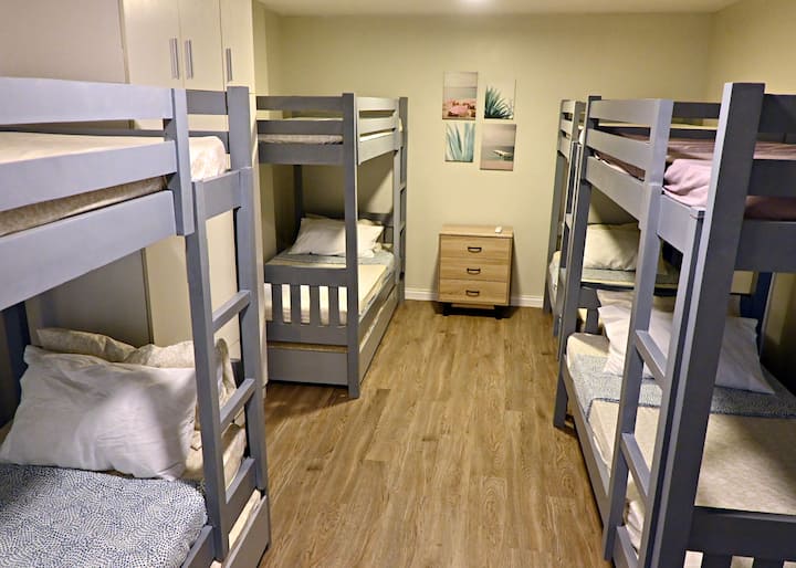 Спалня 3:
4 двуетажни легла с 3 разтегателни/допълнителни легла с T&B