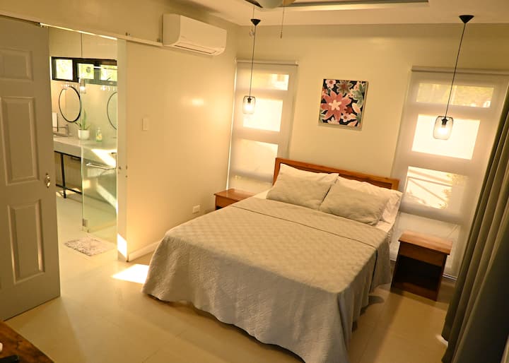 ВИП стая със самостоятелен санитарен възел на 1 - ви етаж.
Предлагат се допълнителни изтегляния с 2 легла, 1 под и друго за настройка.