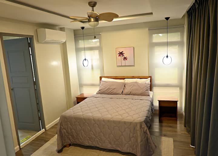 Основна спалня със самостоятелен санитарен възел на 2 - ри етаж.
Предлагат се допълнителни изтегляния с 2 легла, 1 под и друго за настройка.