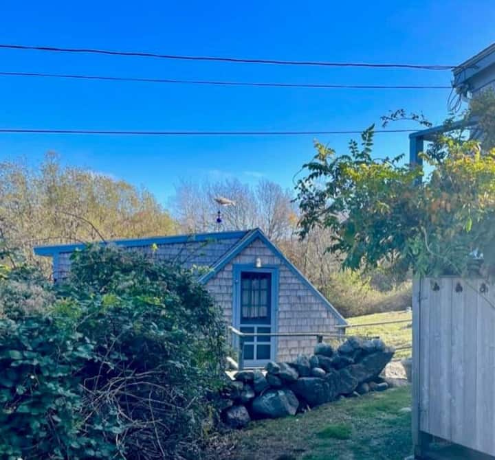 The adjacent Brookside Shed has a spacious private bedroom with a queen bed and a twin bed