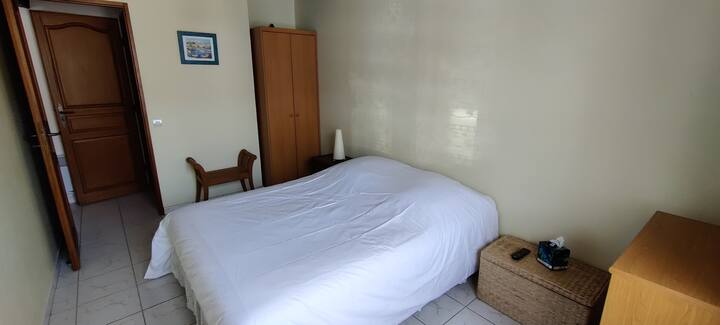 毗邻卫生间的卧室