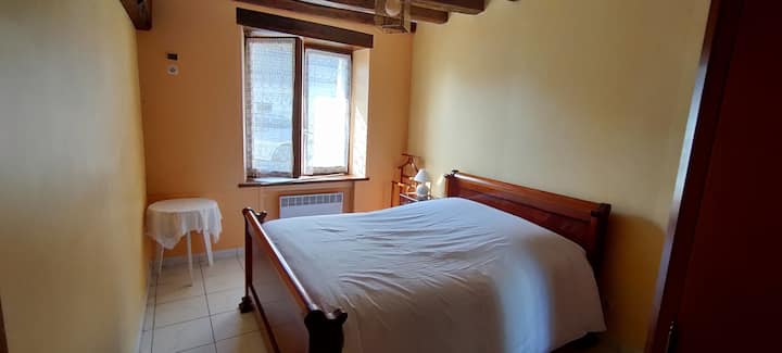 卧室毗邻淋浴间和带梳妆台的更衣室 