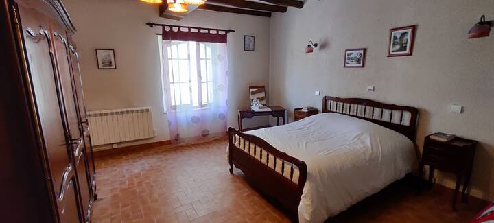 宽敞的房间，面积超过20平方米，配有一张90厘米的儿童床 