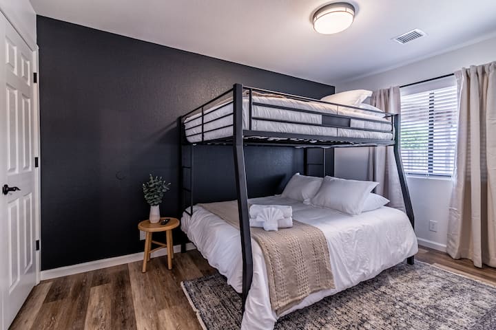 Chumba cha bunk ni kizuri kwa watoto au watu wazima na magodoro yake ya kumbukumbu ya XL na Malkia. 