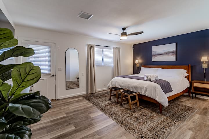 Una uhakika wa kuwa na mapumziko mazuri ya usiku kwenye godoro la mseto la kupendeza la Cal-king iliyojumuishwa na mashuka ya ubora wa hoteli. 