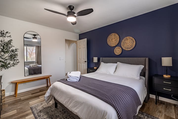 Baada ya siku ndefu nje ya maji, ingia kitandani kwenye godoro hili la starehe la Luxe-hybrid Queen limeunganishwa na mashuka ya ubora wa hoteli.