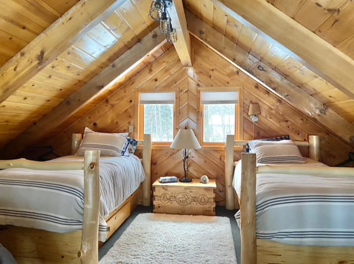 Podkrovie na vyššom poschodí s 2 samostatnými posteľami a futónom v plnej veľkosti. Tiež extra veľký sedací vak Big Joe, ktorý funguje ako skvelé hniezdo a/alebo ďalšie spanie pre jedného alebo dvoch. (Veľký Joe sa môže nachádzať v suteréne, ak nie v podkroví)