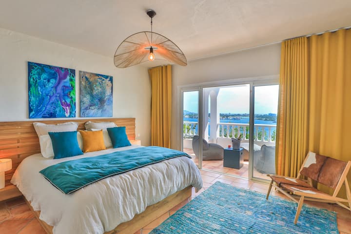 Dormitorul 4, situat la un nivel inferior față de celelalte (accesibil prin scări)