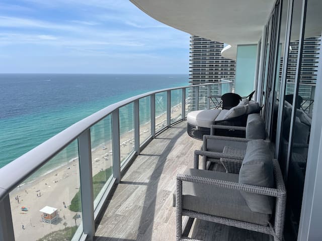 Paradise Resort in Hollywood Florida