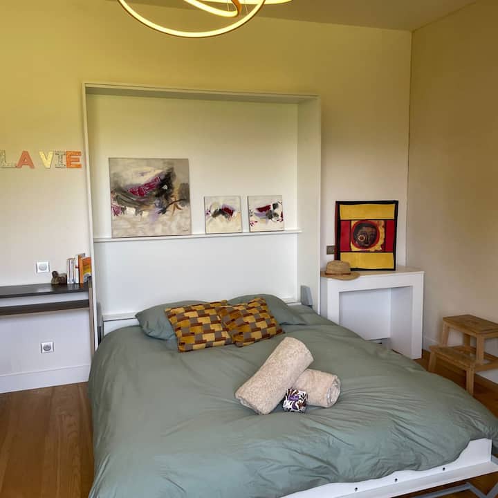 Chambre Parentale avec salle de bain privative. Au calme, avec une vue exceptionnelle sur les montagnes. Une nuit ressourçante garantie.