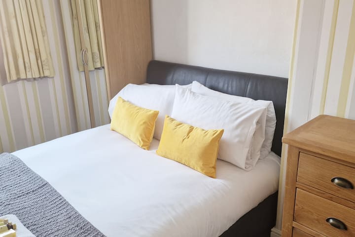 غرفة النوم 2: هناك الكثير من مساحة التخزين في غرفة النوم المزدوجة الثانية، مما يعني أنه يمكنك تنظيم نفسك أثناء إقامتك.