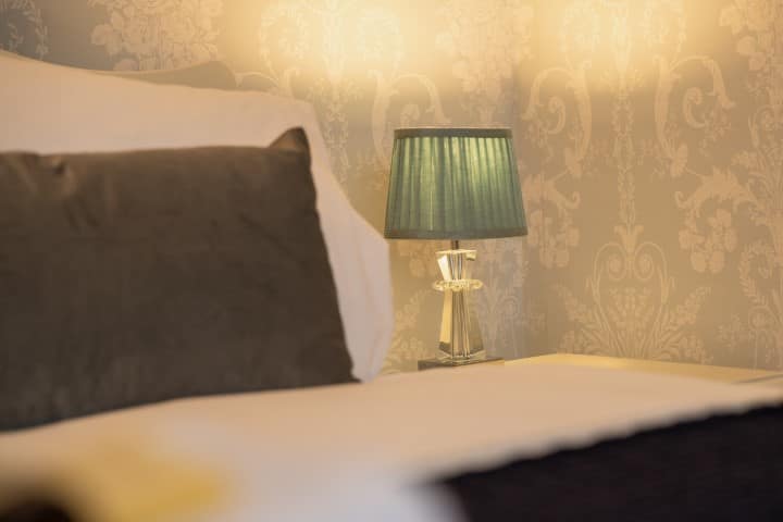 غرفة النوم رقم رقم: مريحة في السرير المريح بحجم كبير مع إضاءة مزاجية لذيذة.