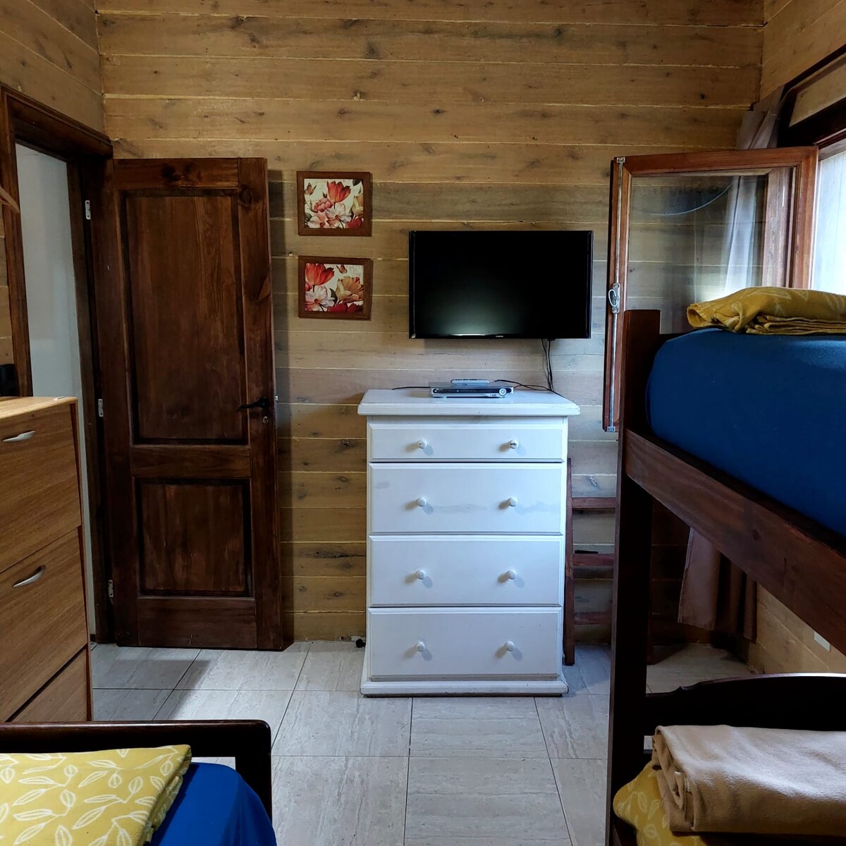 Საძინებელი 2 (ორსართულიანი საწოლი + ერთადგილიანი საწოლი) - ხის სახლი ტყეში