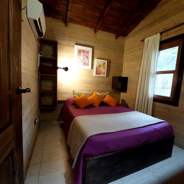 DORMITORIO 1 (CAMA MATRIMONIAL) - CABAÑA DEL BOSQUE