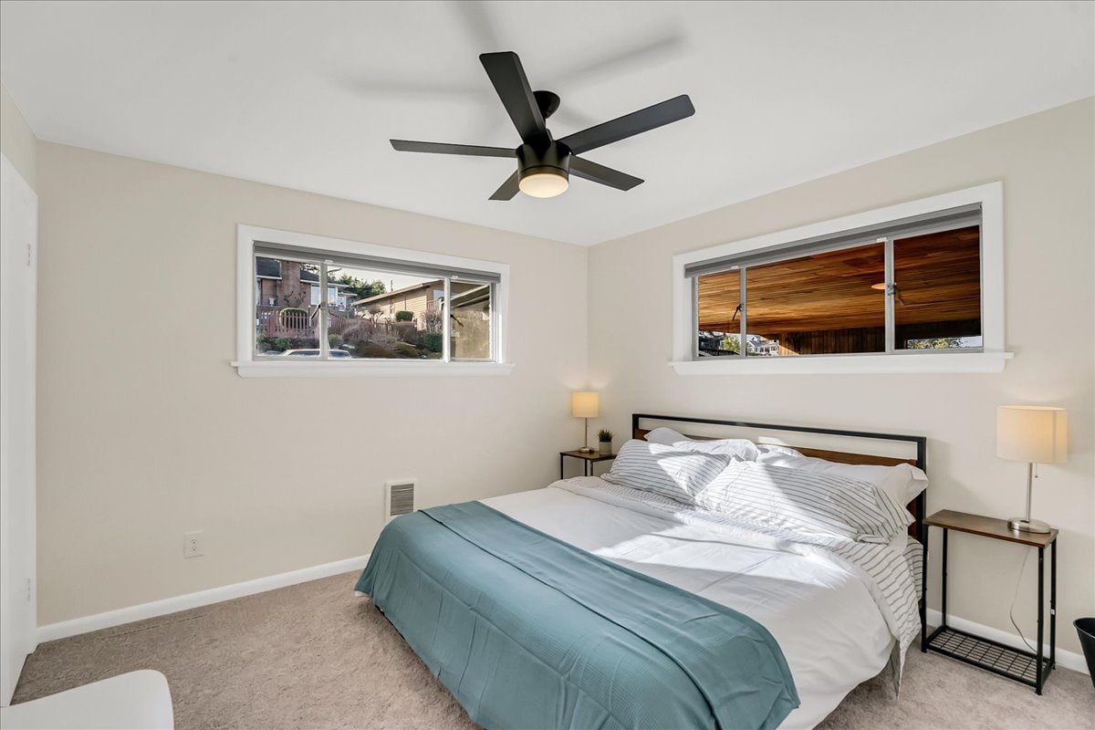 Chumba cha Mfalme. Chumba cha kulala cha msingi. Mapazia meusi katika vyumba vyote vya kulala husaidia kutoa usingizi mzuri wa usiku.