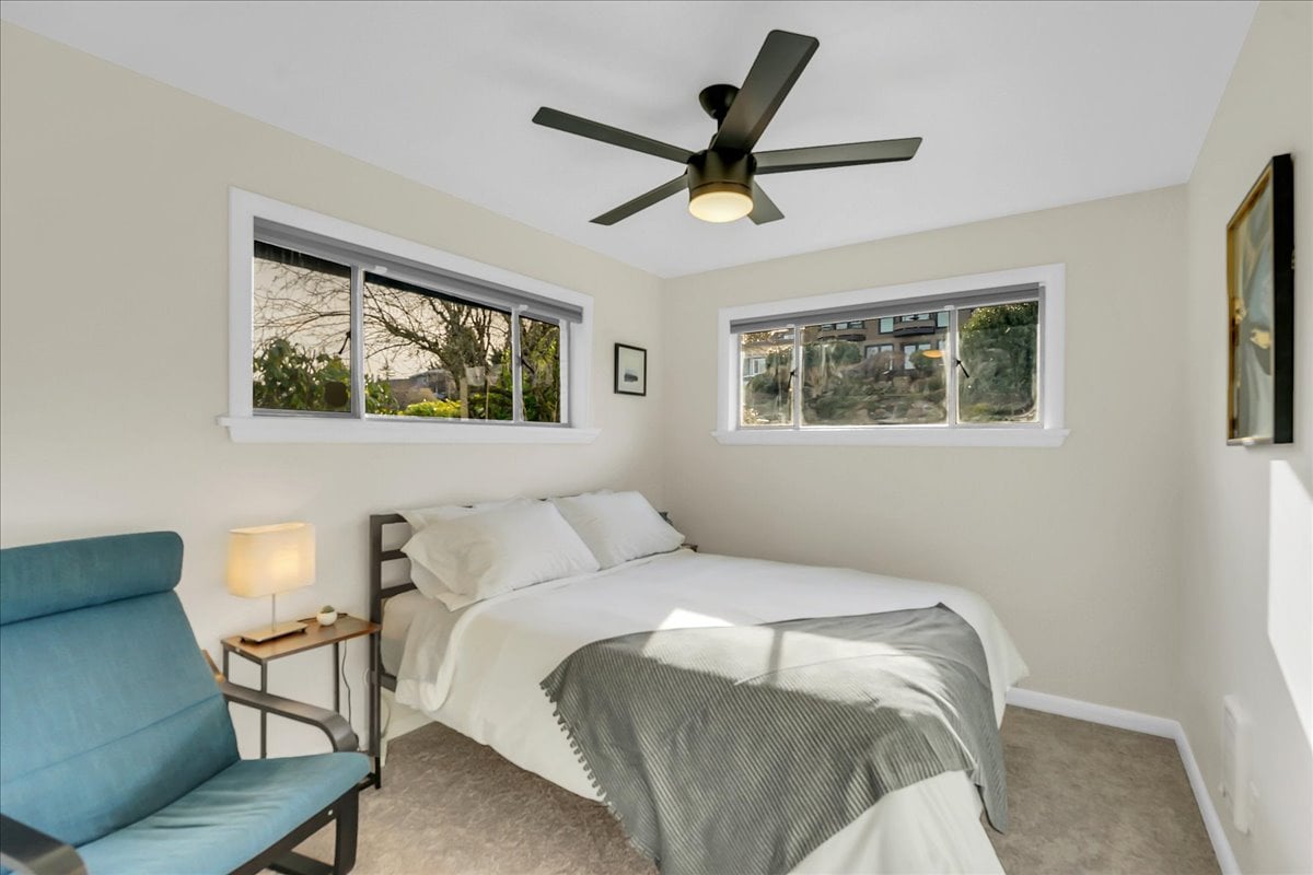 Chumba cha Bluu. Kitanda cha Malkia na kiti cha kukaa. Mapazia meusi katika vyumba vyote vya kulala.