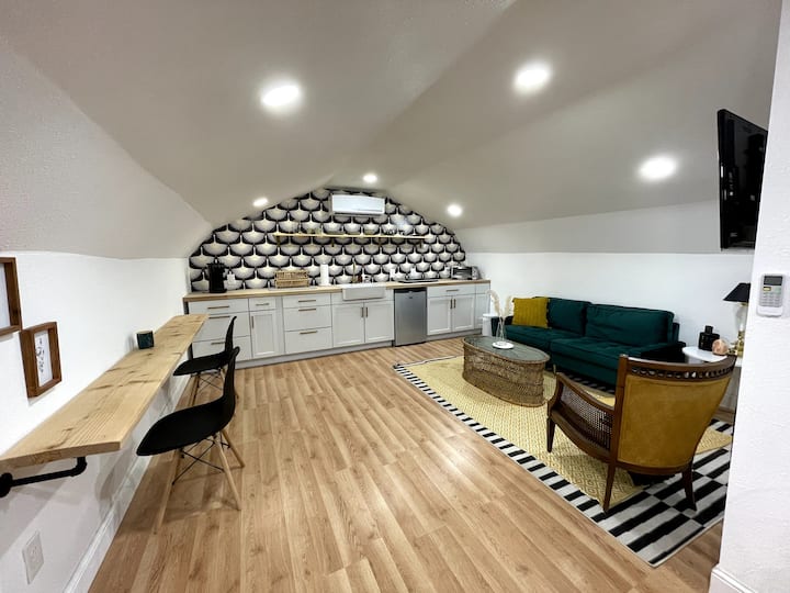 Modern, Private Loft Apartment