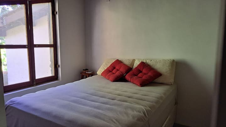 Chumba cha kulala mara mbili na mlango wa kuteleza, shabiki wa dari, TV na WARDROBE.