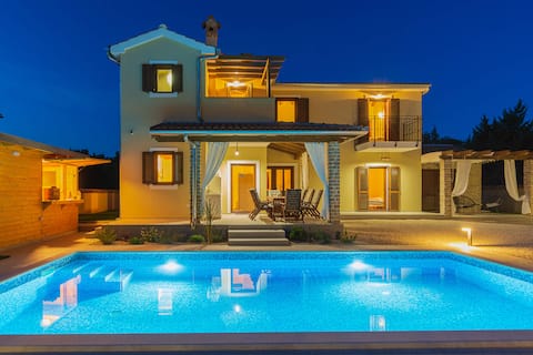 Villa David - luxurious villa with a heated pool