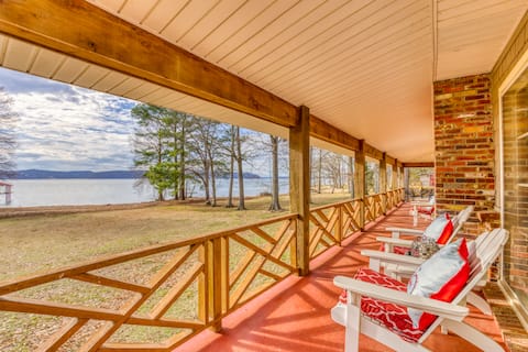 Clean, Spacious, Lakside w Boatlift and Eagles!