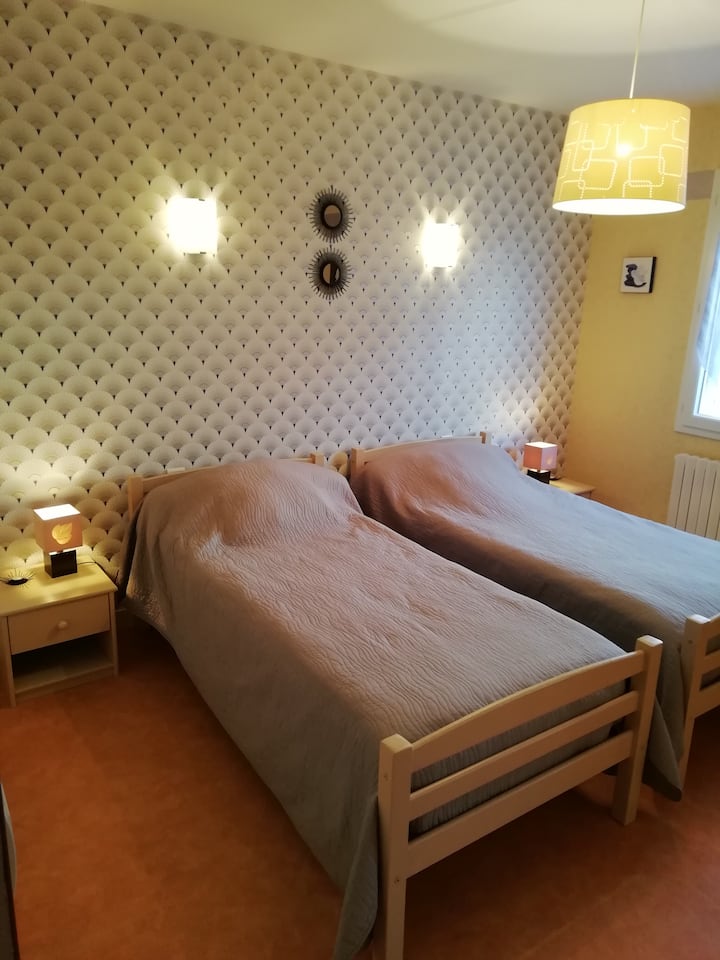 Chumba cha kulala 2: 2 vitanda pacha 90x190, 2 nightstands.