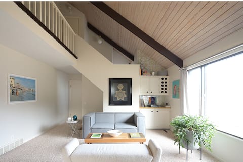 Stylish Lofted w/ private driveway and garage