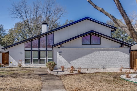 ROOMD | Renewed Modern Retreat | 4BR 2.5BA