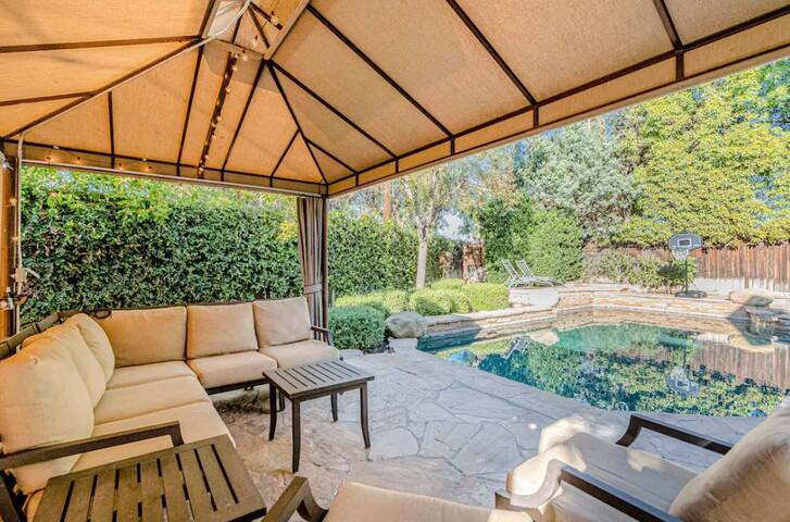 Modern retreat near Universal Studios,pool hottub gallery image 5