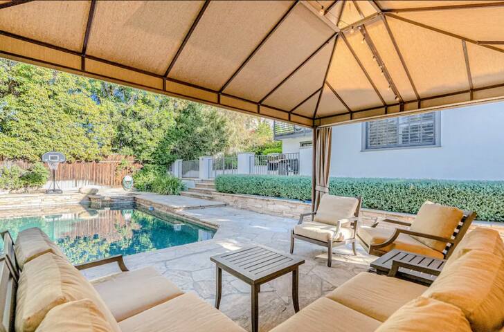 Modern retreat near Universal Studios,pool hottub gallery image 4