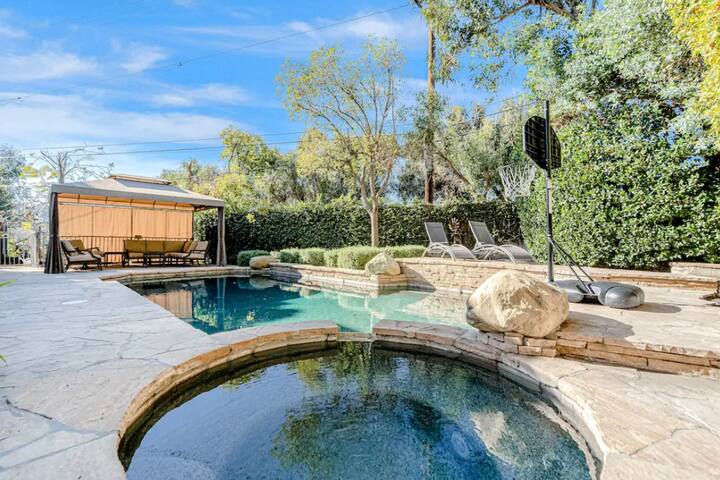 Modern retreat near Universal Studios,pool hottub gallery image 3