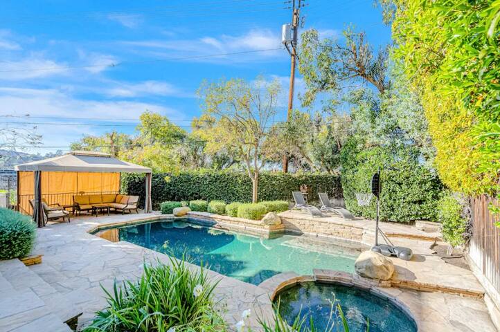 Modern retreat near Universal Studios,pool hottub gallery image 2