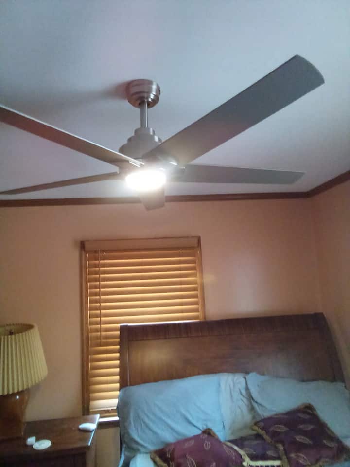 Udobna privatna soba u mirnoj četvrti. Krevet pune veličine s stropnim ventilatorom, T V i komodom.  Blizu svega 