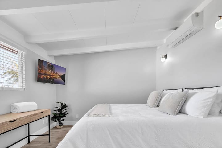 Chumba cha msingi W/Kitanda aina ya King
* Vyumba vyote vimerekebishwa upya w/mini split A/C