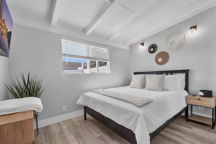 Chumba cha ziada cha kitanda kimoja w/ tv na dirisha
* Vyumba vyote vimerekebishwa upya w/mini split A/C