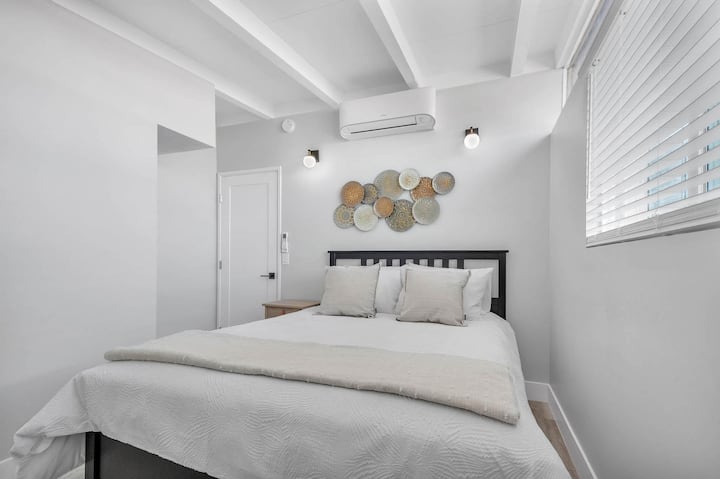 Chumba cha ziada cha kitanda cha pili w/ queen kitanda cha povu la kumbukumbu
* Vyumba vyote vimerekebishwa upya w/mini split A/C