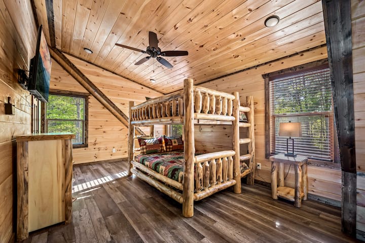 The last bedroom, bedroom number 5, in Soar'n Eagle is a queen over queen bunk bed. Perfect for two couples or kids!