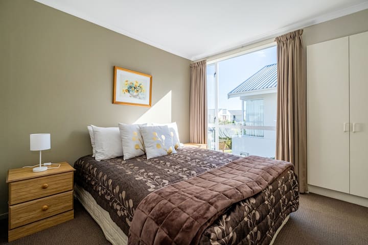 חדר שינה אחד, מיטת קווין סייז