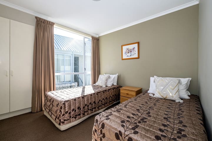 חדר שינה שני, שתי מיטות יחיד קינג