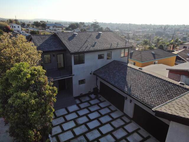 New Luxury Home with DTLA Views – Ideal for Groups gallery image 3