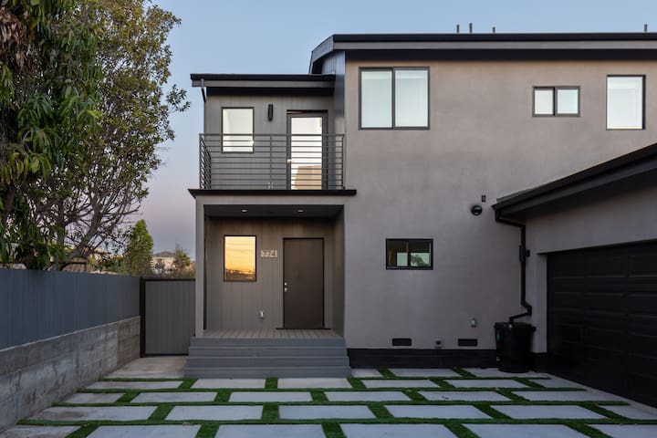 New Luxury Home with DTLA Views – Ideal for Groups