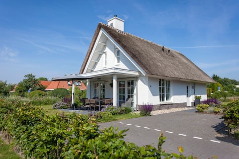 Popular Airbnb listing: Thatched comfort home in Noordwijk Buitengebied