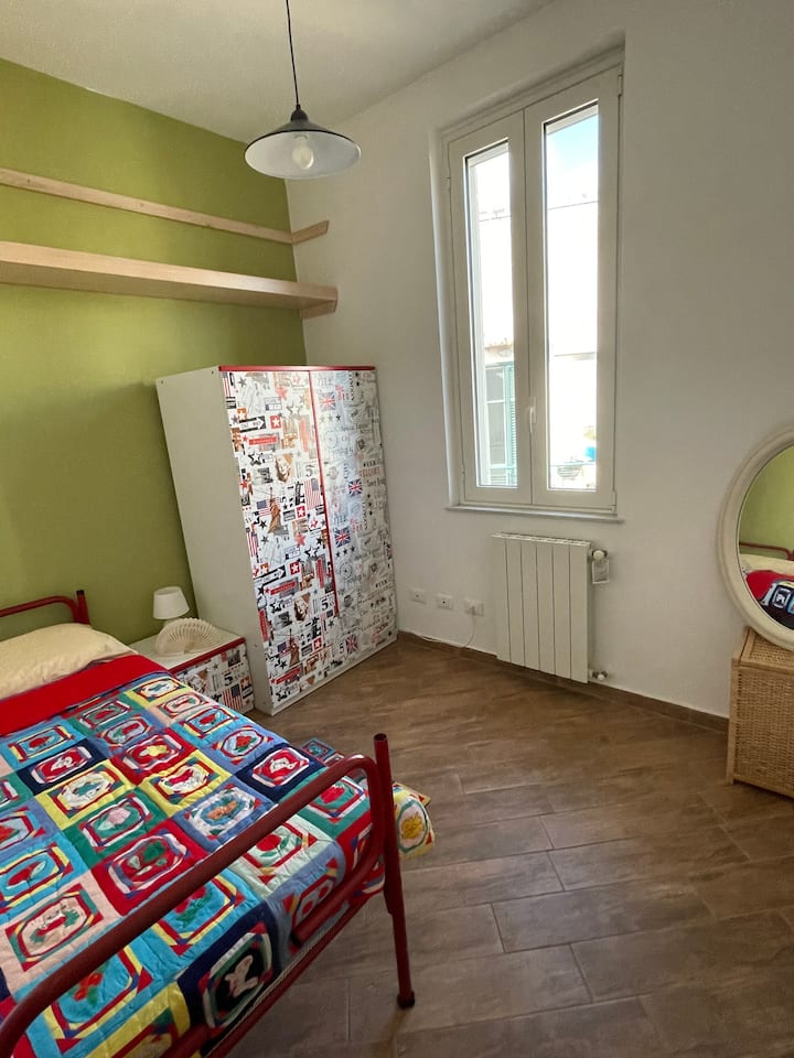 Jednokrevetna soba s ormarom i malim prostorom za rad